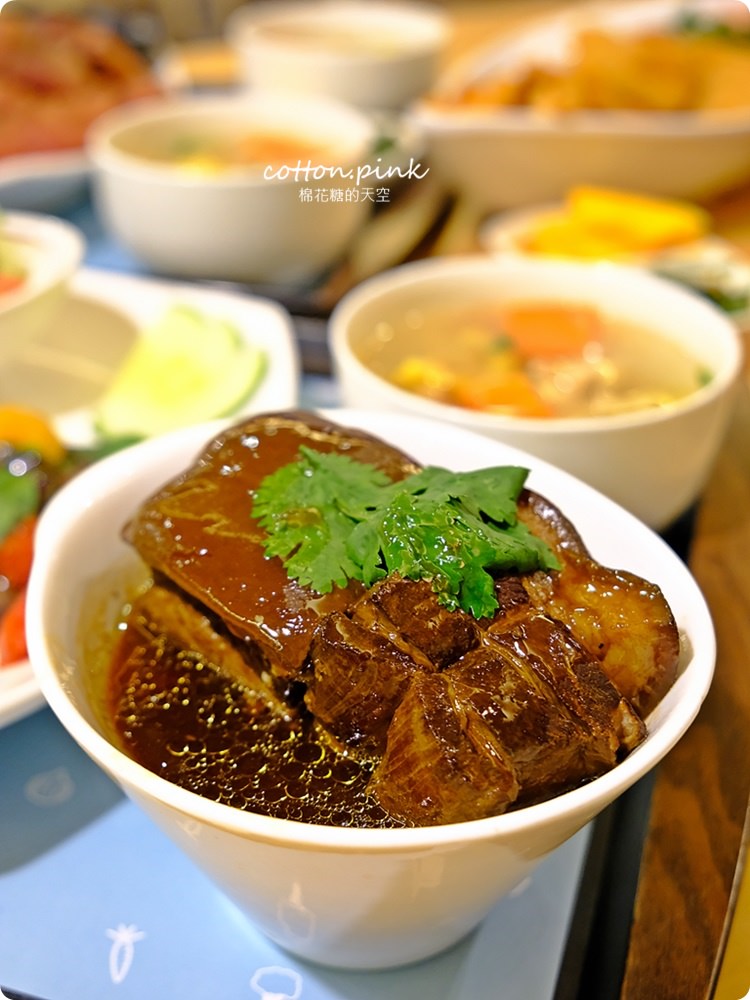 台中市區超大草原景觀餐廳， 大雅赤腳丫夜晚點燈更美麗，五點半後入園不用入場費喔！