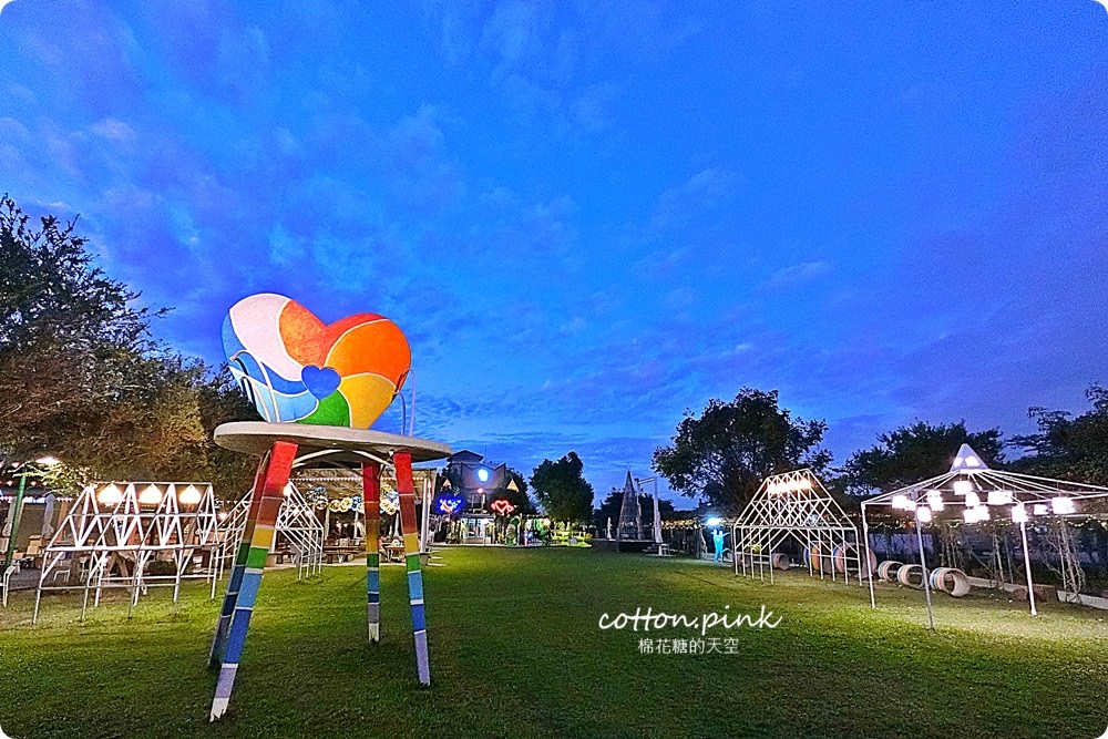 台中市區超大草原景觀餐廳， 大雅赤腳丫夜晚點燈更美麗，五點半後入園不用入場費喔！