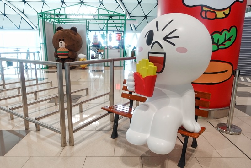 香港機場隱藏版熊大茶餐廳，Line Friends桌邊陪你喝港奶、吃菠蘿油-SONY RX100 M5出遊去