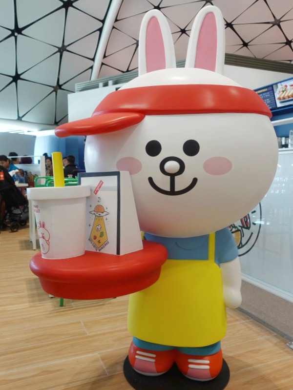 香港機場隱藏版熊大茶餐廳，Line Friends桌邊陪你喝港奶、吃菠蘿油-SONY RX100 M5出遊去