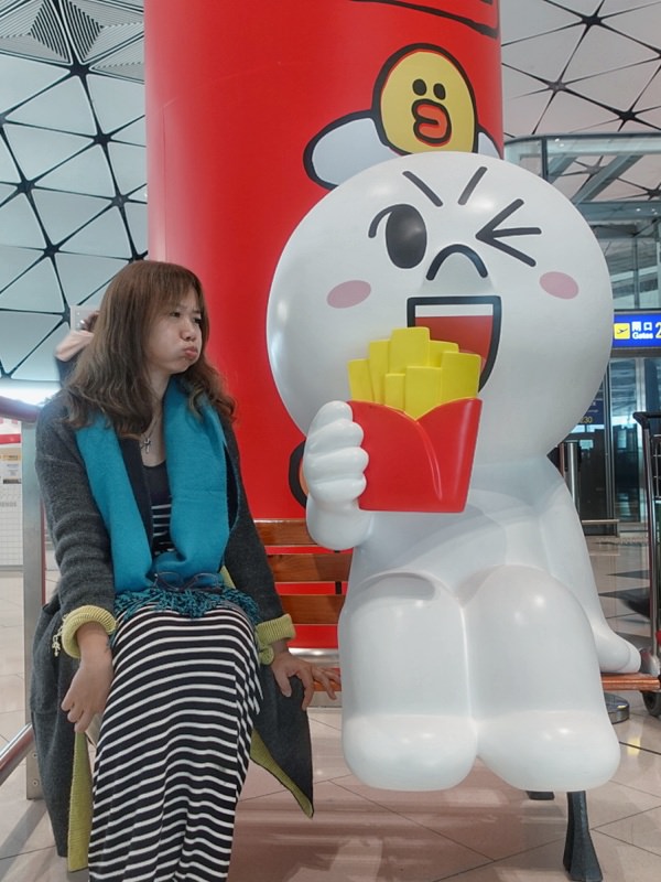 香港機場隱藏版熊大茶餐廳，Line Friends桌邊陪你喝港奶、吃菠蘿油-SONY RX100 M5出遊去