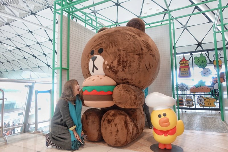 香港機場隱藏版熊大茶餐廳，Line Friends桌邊陪你喝港奶、吃菠蘿油-SONY RX100 M5出遊去