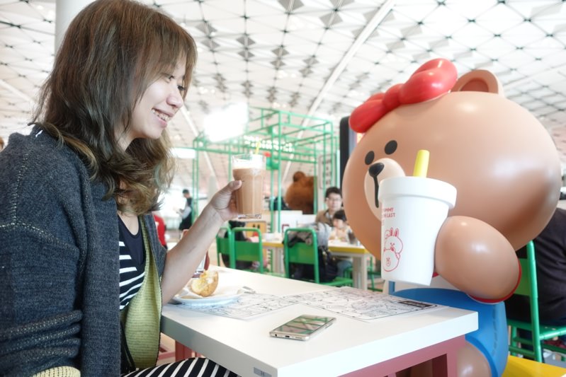 香港機場隱藏版熊大茶餐廳，Line Friends桌邊陪你喝港奶、吃菠蘿油-SONY RX100 M5出遊去