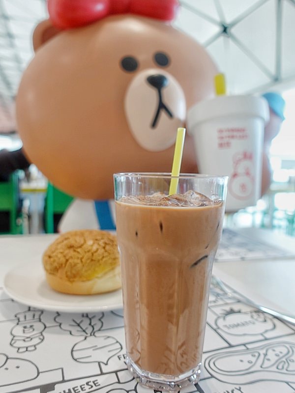 香港機場隱藏版熊大茶餐廳，Line Friends桌邊陪你喝港奶、吃菠蘿油-SONY RX100 M5出遊去