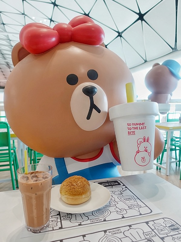 香港機場隱藏版熊大茶餐廳，Line Friends桌邊陪你喝港奶、吃菠蘿油-SONY RX100 M5出遊去
