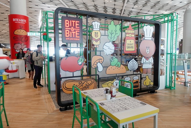 香港機場隱藏版熊大茶餐廳，Line Friends桌邊陪你喝港奶、吃菠蘿油-SONY RX100 M5出遊去