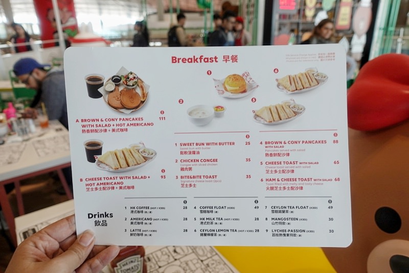 香港機場隱藏版熊大茶餐廳，Line Friends桌邊陪你喝港奶、吃菠蘿油-SONY RX100 M5出遊去