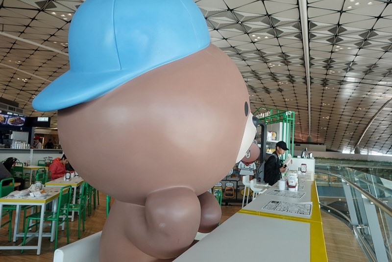 香港機場隱藏版熊大茶餐廳，Line Friends桌邊陪你喝港奶、吃菠蘿油-SONY RX100 M5出遊去