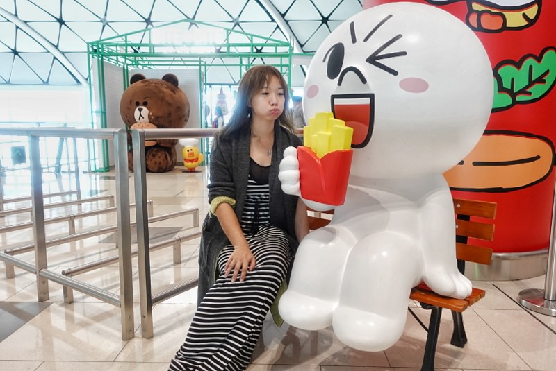 香港機場隱藏版熊大茶餐廳，Line Friends桌邊陪你喝港奶、吃菠蘿油-SONY RX100 M5出遊去