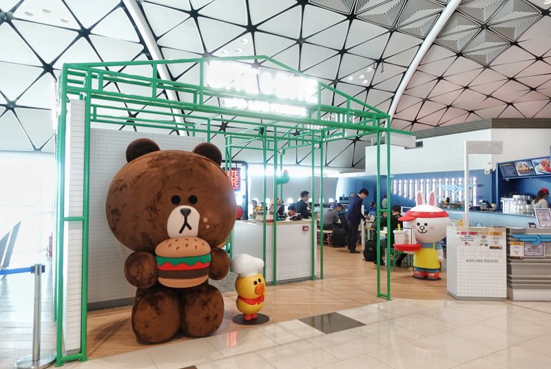 香港機場隱藏版熊大茶餐廳，Line Friends桌邊陪你喝港奶、吃菠蘿油-SONY RX100 M5出遊去