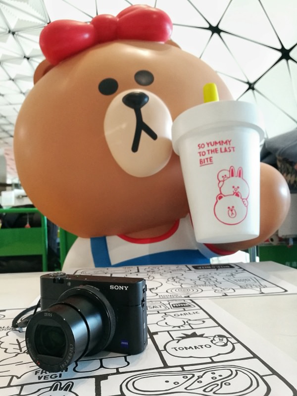 香港機場隱藏版熊大茶餐廳，Line Friends桌邊陪你喝港奶、吃菠蘿油-SONY RX100 M5出遊去