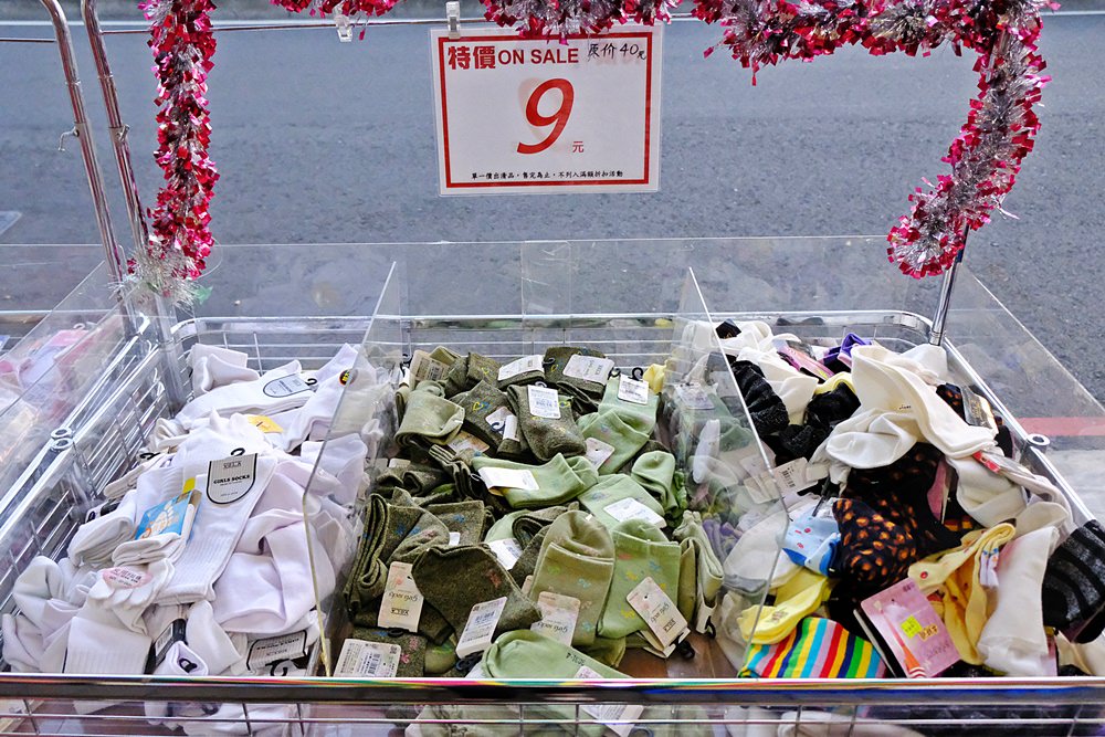 台中大雅襪寶暢貨中心太好買！誰來幫我剁手手?加購衛生紙也是破盤價