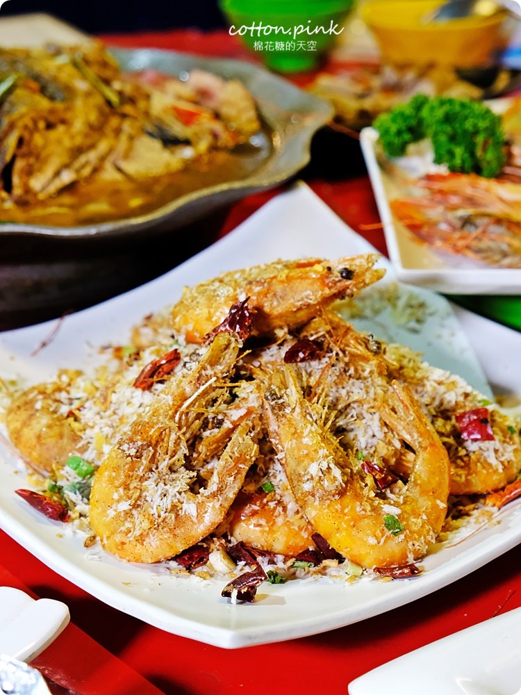 台中夜景餐廳新亮點-彩虹貨櫃屋裡大吃雞湯、砂鍋魚頭，那兩蚵換新裝囉
