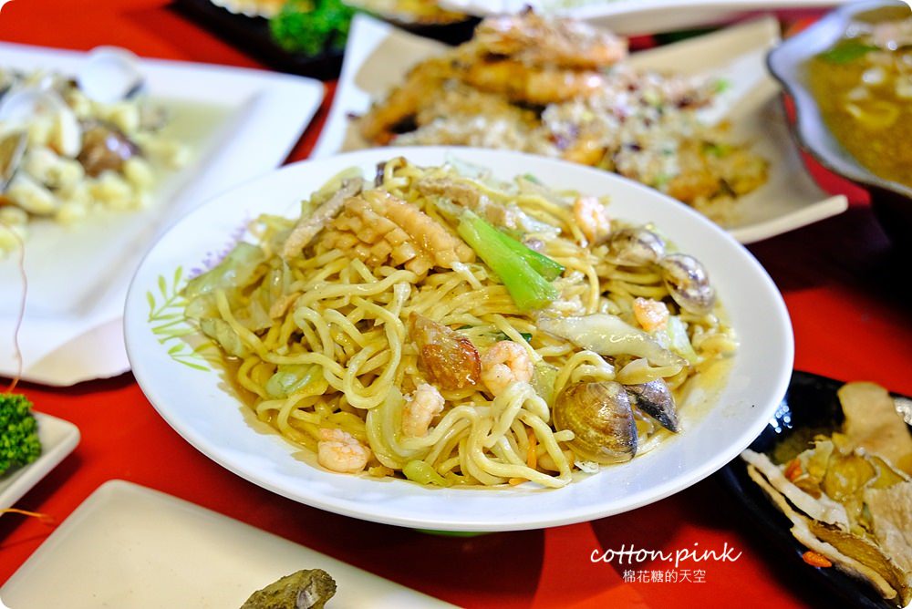 台中夜景餐廳新亮點-彩虹貨櫃屋裡大吃雞湯、砂鍋魚頭，那兩蚵換新裝囉