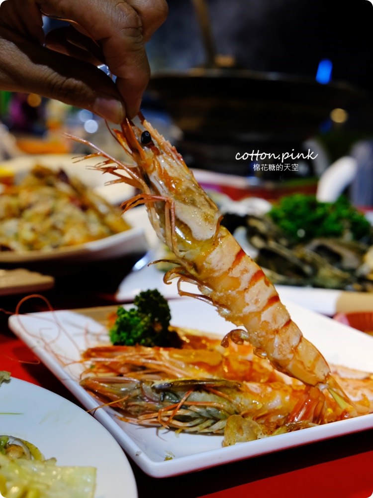 台中夜景餐廳新亮點-彩虹貨櫃屋裡大吃雞湯、砂鍋魚頭，那兩蚵換新裝囉
