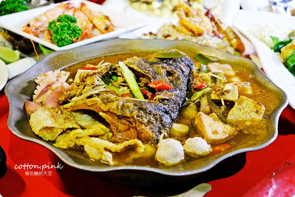 台中夜景餐廳新亮點-彩虹貨櫃屋裡大吃雞湯、砂鍋魚頭，那兩蚵換新裝囉