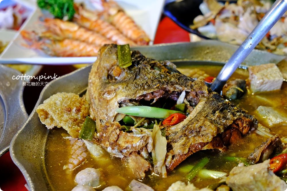台中夜景餐廳新亮點-彩虹貨櫃屋裡大吃雞湯、砂鍋魚頭，那兩蚵換新裝囉