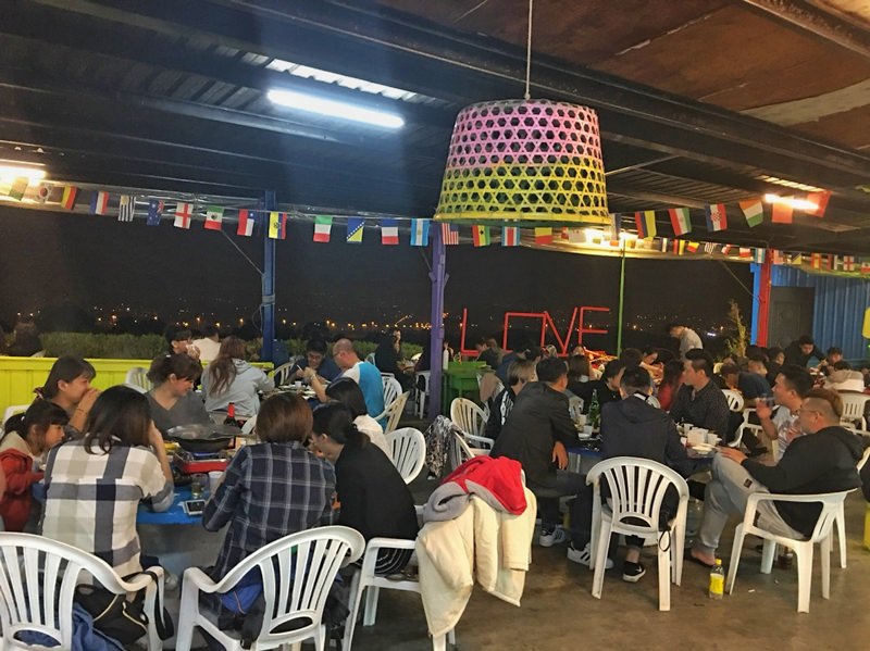 台中夜景餐廳新亮點-彩虹貨櫃屋裡大吃雞湯、砂鍋魚頭，那兩蚵換新裝囉