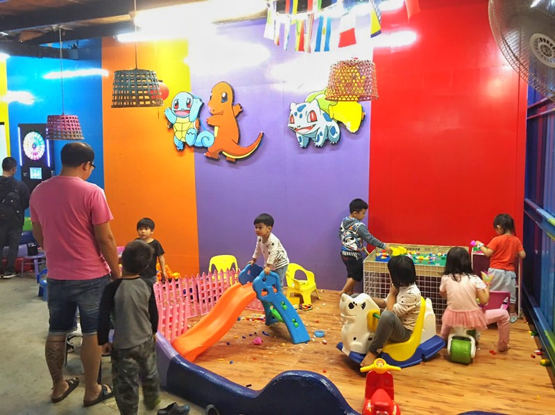 台中夜景餐廳新亮點-彩虹貨櫃屋裡大吃雞湯、砂鍋魚頭，那兩蚵換新裝囉