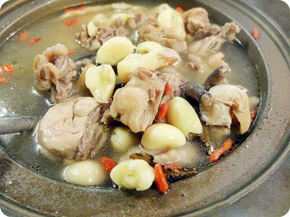 台中夜景餐廳新亮點-彩虹貨櫃屋裡大吃雞湯、砂鍋魚頭，那兩蚵換新裝囉