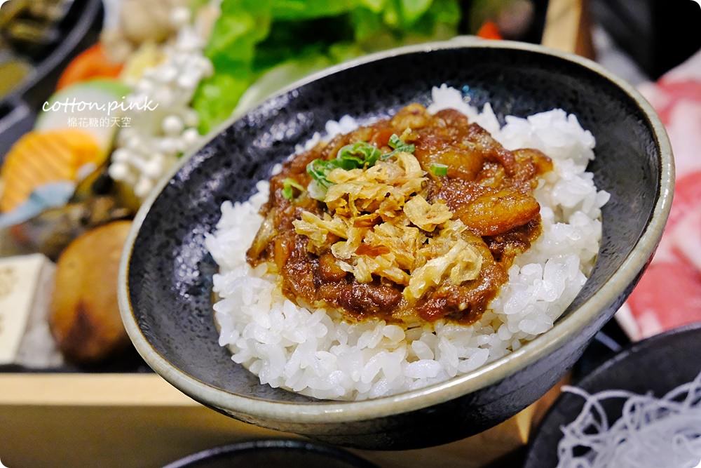 台中崇德路火鍋徵求大胃王！肉魂最新菜單有一百盎司牛豬肉盤像山一樣外加蝦、蟹來助陣