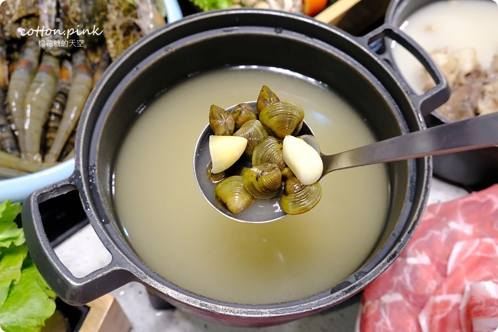 台中崇德路火鍋徵求大胃王！肉魂最新菜單有一百盎司牛豬肉盤像山一樣外加蝦、蟹來助陣