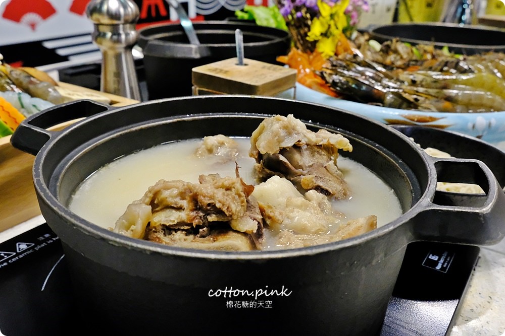 台中崇德路火鍋徵求大胃王！肉魂最新菜單有一百盎司牛豬肉盤像山一樣外加蝦、蟹來助陣