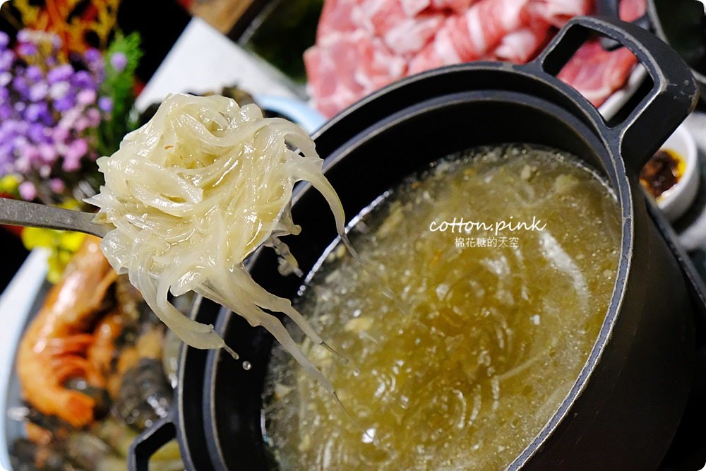台中崇德路火鍋徵求大胃王！肉魂最新菜單有一百盎司牛豬肉盤像山一樣外加蝦、蟹來助陣