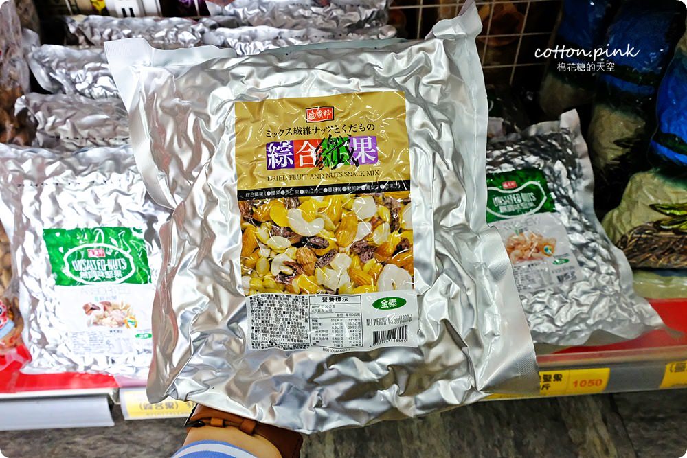 別去年貨大街人擠人！台中年貨這裡辦-台灣e食館開心果、進口巧克力也可送禮，年節禮盒甜甜價還買十送一喔！