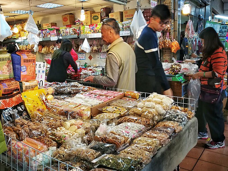 台中北屯市場辦年貨，糖果、餅乾、瓜子、開心果松和糖果行一把抓