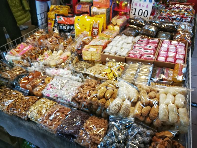 台中北屯市場辦年貨，糖果、餅乾、瓜子、開心果松和糖果行一把抓