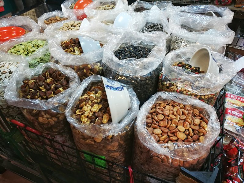 台中北屯市場辦年貨，糖果、餅乾、瓜子、開心果松和糖果行一把抓