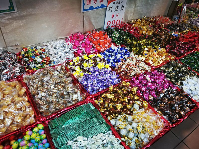 台中北屯市場辦年貨，糖果、餅乾、瓜子、開心果松和糖果行一把抓
