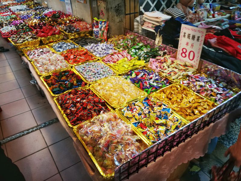 台中北屯市場辦年貨，糖果、餅乾、瓜子、開心果松和糖果行一把抓