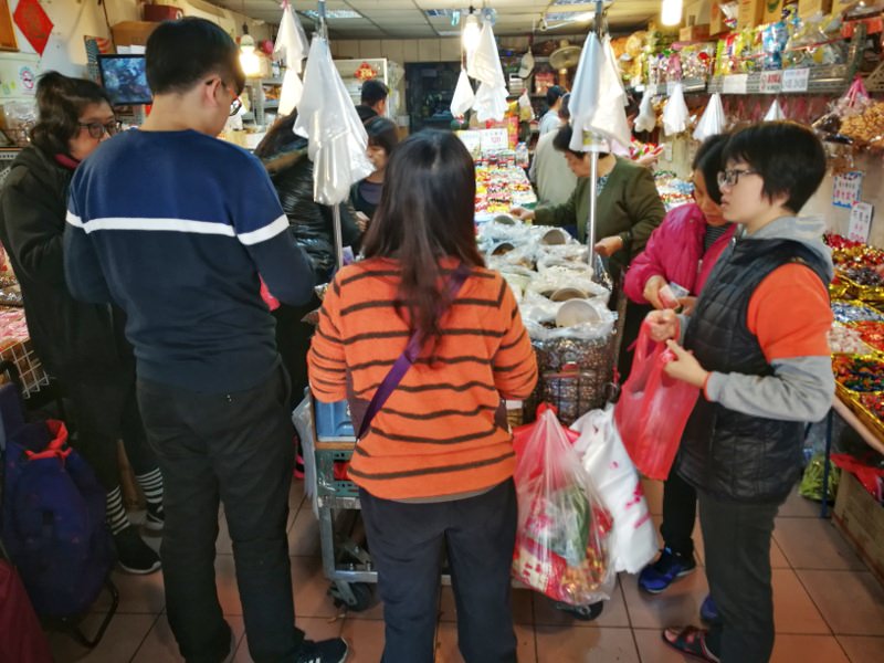 台中北屯市場辦年貨，糖果、餅乾、瓜子、開心果松和糖果行一把抓