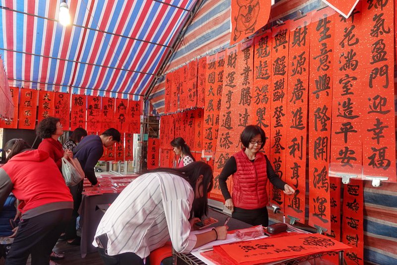 台中年貨必買-第三市場手寫春聯最有年味，還可以客製獨家春聯喔！