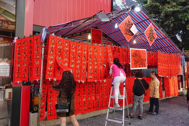 台中年貨必買-第三市場手寫春聯最有年味，還可以客製獨家春聯喔！