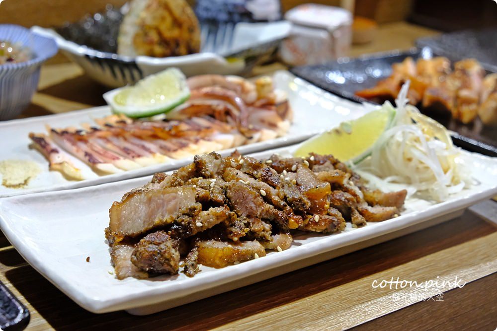 逢甲夜市隱藏版居酒屋-炭燒烤不只串燒好吃，牛排丼肉多到看不到飯了啦！
