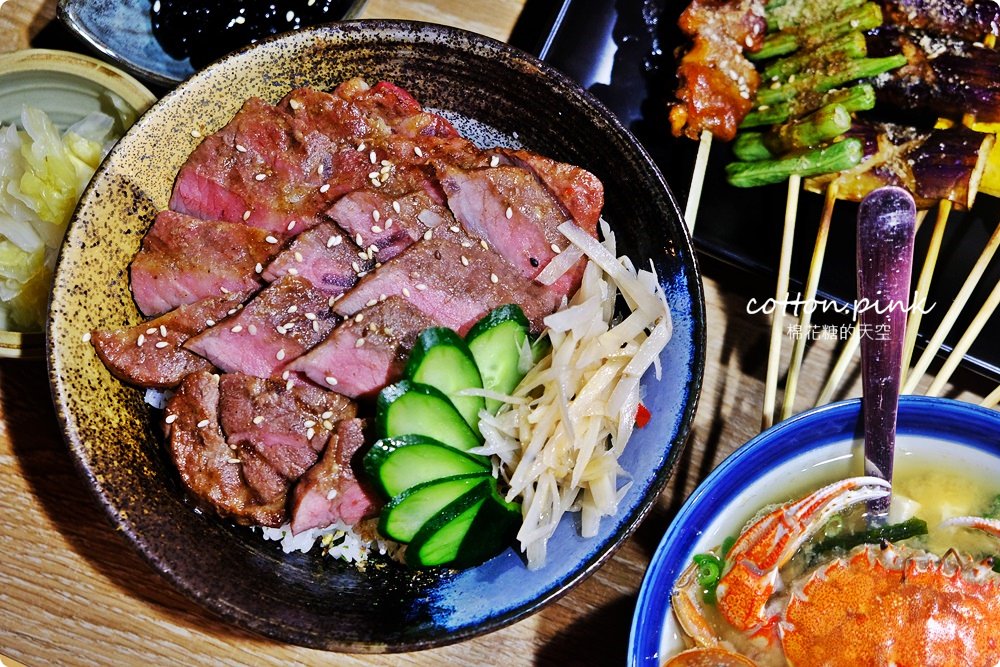 逢甲夜市隱藏版居酒屋-炭燒烤不只串燒好吃，牛排丼肉多到看不到飯了啦！