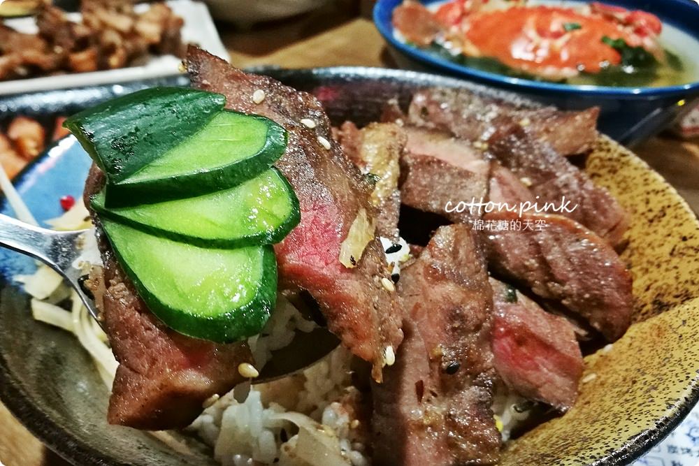 逢甲夜市隱藏版居酒屋-炭燒烤不只串燒好吃，牛排丼肉多到看不到飯了啦！