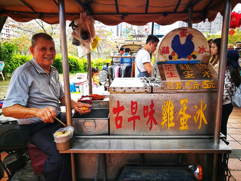 令人懷念的雞蛋冰阿伯～正宗古董摩托車販售，三種口味都是經典啊！