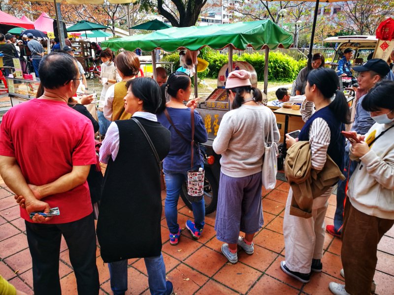 令人懷念的雞蛋冰阿伯～正宗古董摩托車販售，三種口味都是經典啊！