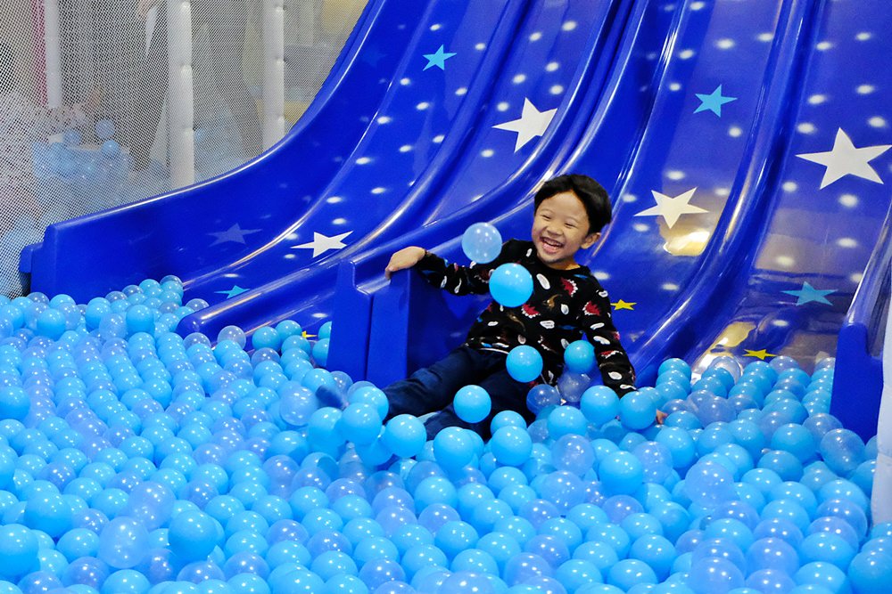 台中全新開幕宇宙親子餐廳-咱們小時ㄏㄡˋ，室內外遊樂設施兼具～還有魔術表演超吸睛！
