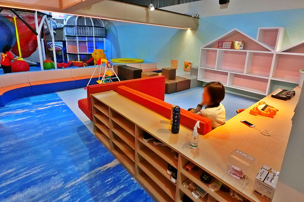 台中全新開幕宇宙親子餐廳-咱們小時ㄏㄡˋ，室內外遊樂設施兼具～還有魔術表演超吸睛！