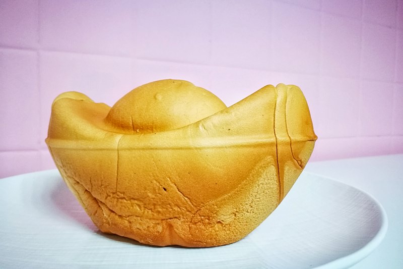 台中逢甲麵包老店出現金元寶麵包現做現烤～吃了發發發