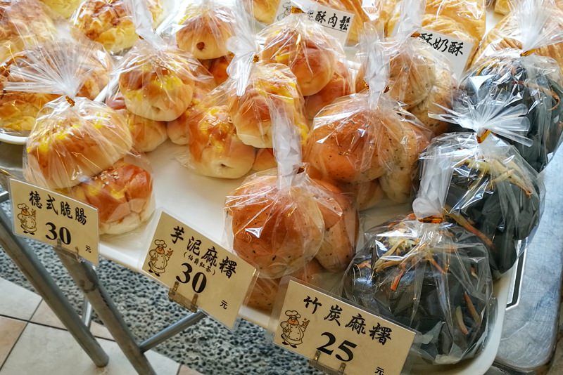 台中逢甲麵包老店出現金元寶麵包現做現烤～吃了發發發
