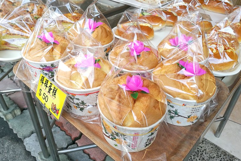 台中逢甲麵包老店出現金元寶麵包現做現烤～吃了發發發
