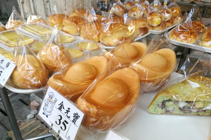 台中逢甲麵包老店出現金元寶麵包現做現烤～吃了發發發