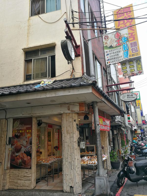 台中逢甲麵包老店出現金元寶麵包現做現烤～吃了發發發
