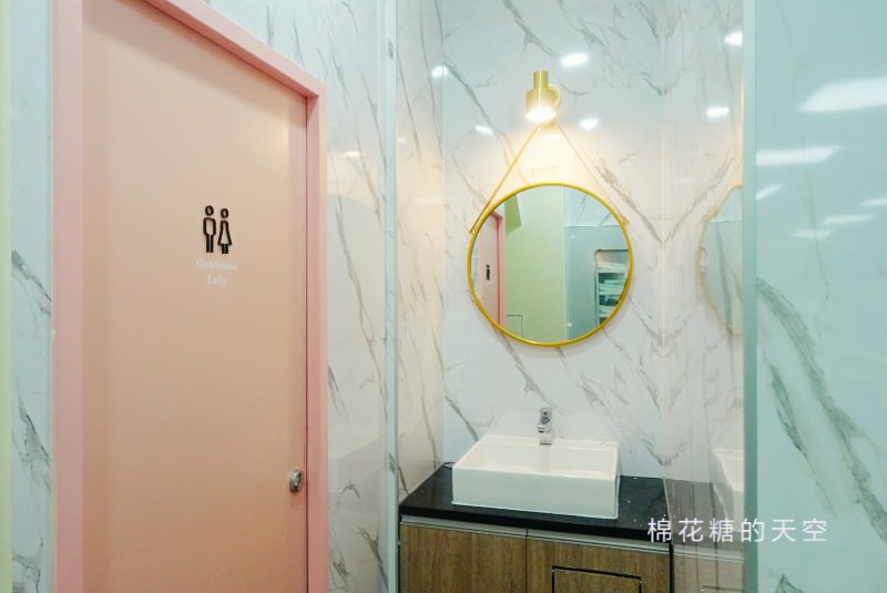 台中粉紅全家情人店晚上拍照更夢幻！二樓旋轉木馬佐情人橋畫面滿滿粉紅泡泡～